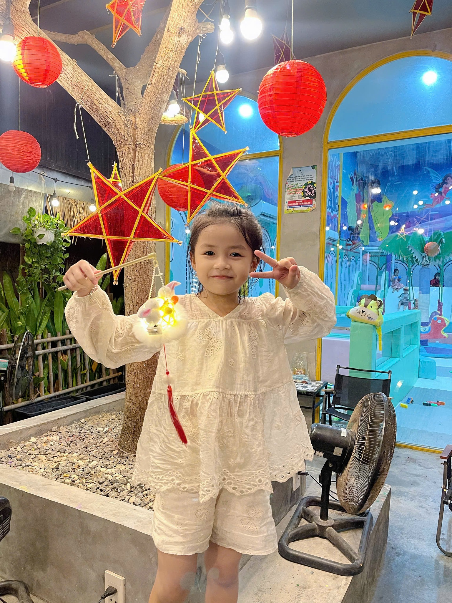 Bạn nhỏ nhận quà tại ChipChip