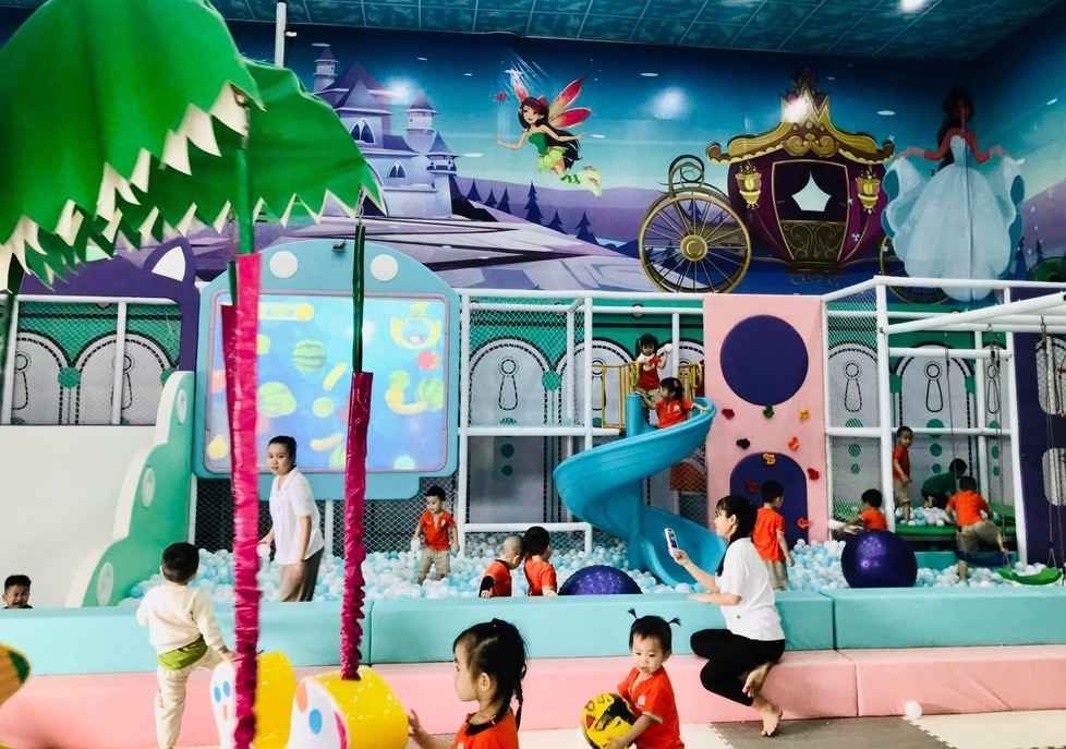 khung cảnh bé vui chơi tại khu vui chơi Đà Nẵng